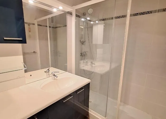 Joli Pour 4 Personnes Dans Avec Piscine, Situe Impasse Du Globe Au Cap D'agde Agde